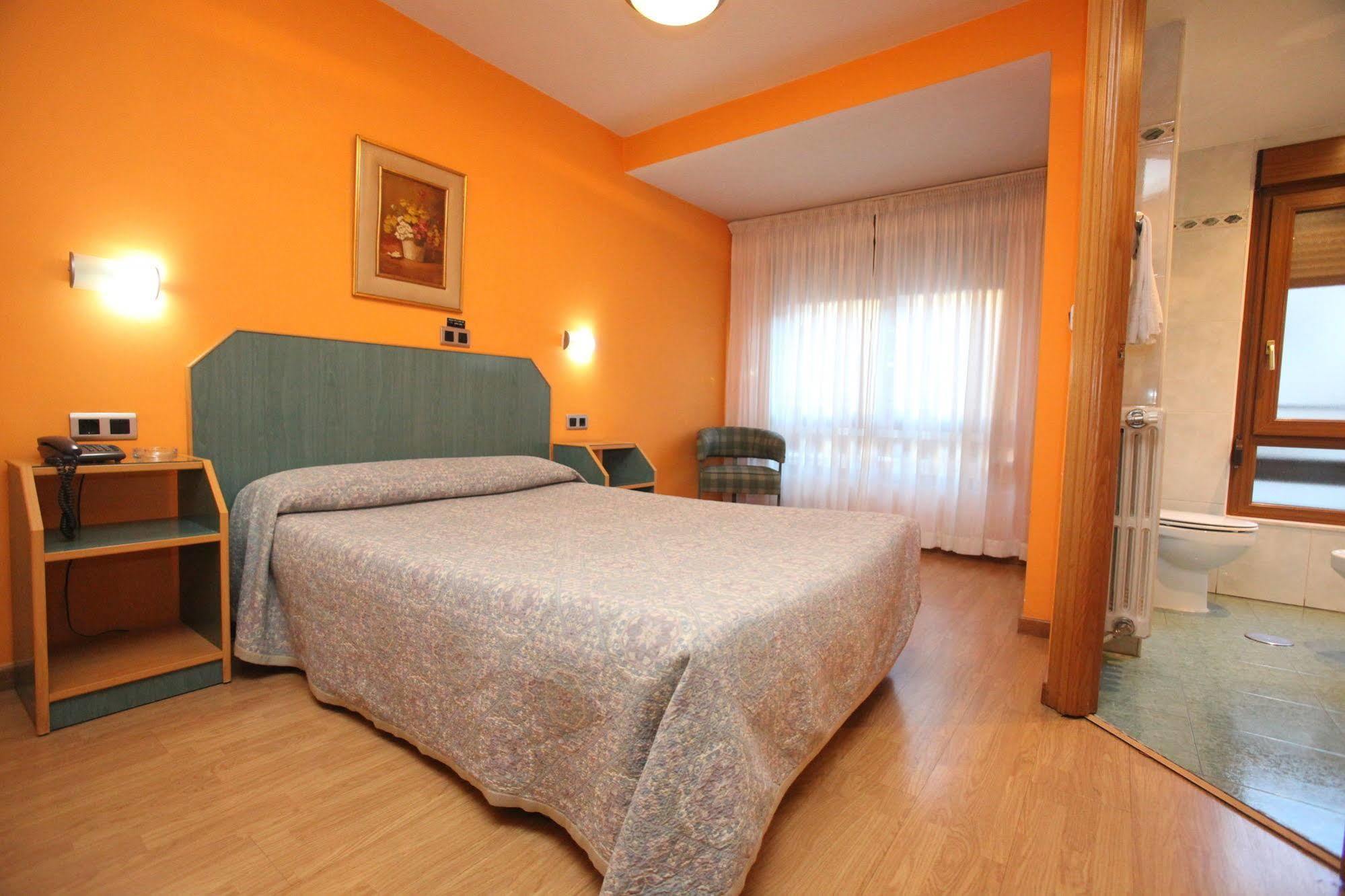 Hostal Don Suero León Esterno foto